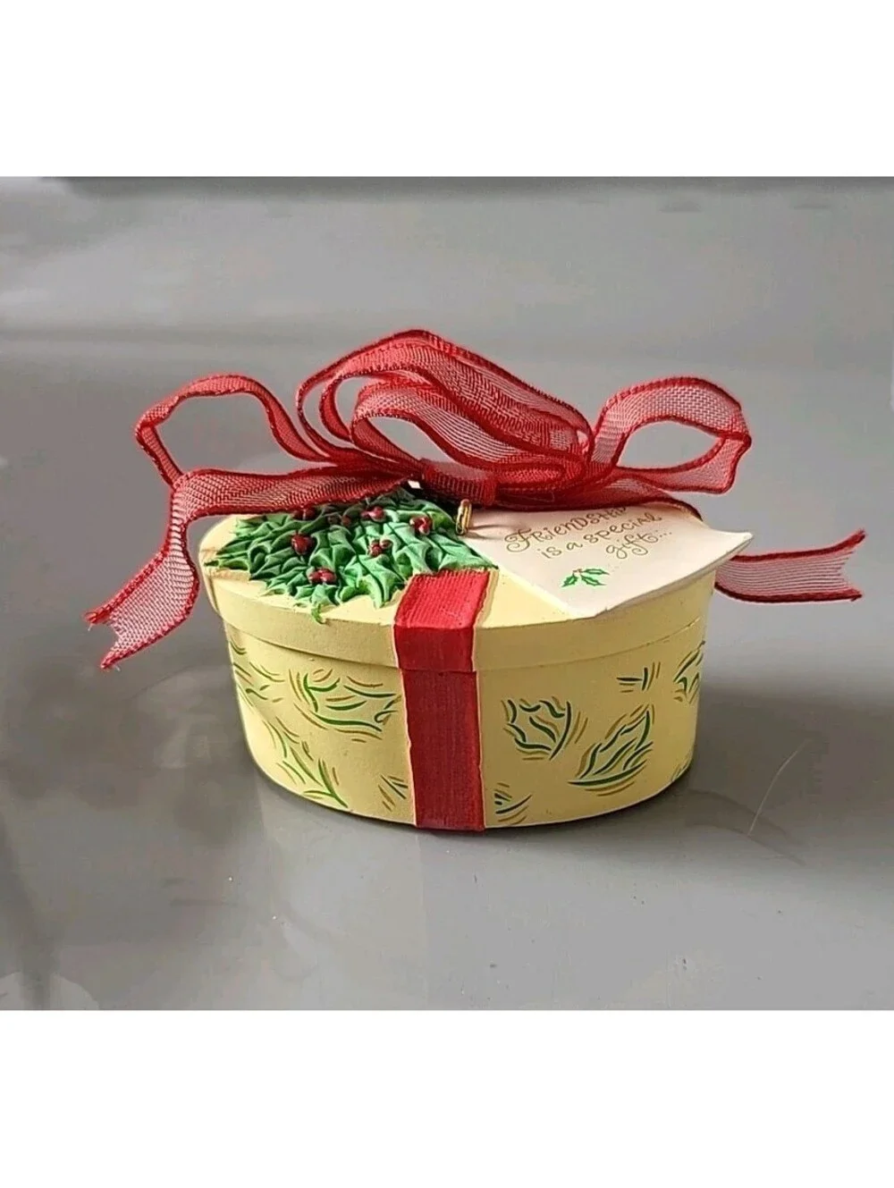 Vtg Hallmark Christmas Ornament 2004 Gift Box Friendship Opens Message Insid EUC